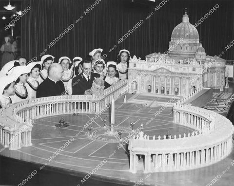 crp-027 1951 news photo miniature model St Peter's Church w Cardinal Spellman at Macy's dept store crp-027