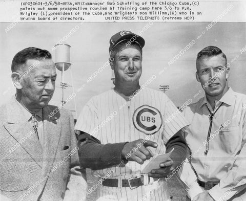 crp-00040 1958 news photo Bob scheffing Chicago Cubs talks w P.K. Wrigley & son William Wrigley crp-00040