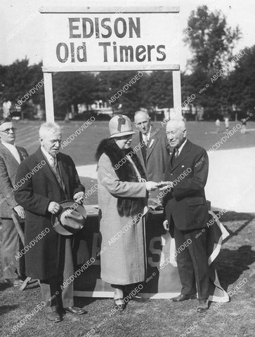 crp-00044 1929 news photo Mrs Thomas Edison recognizes long time employees of company crp-00044