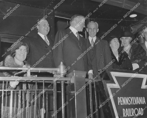 crp-056 1932 news photo Pres Herbert Hoover Henry Ford Gov Brucker of Michigan on back of train Pennsylvania Railroad crp-056
