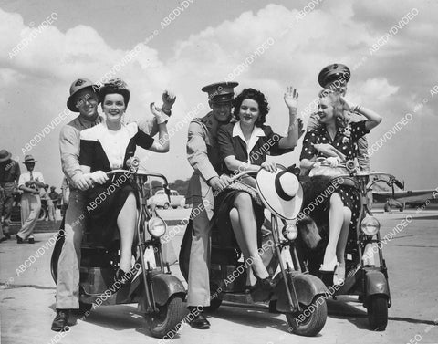 crp-00072 1941 news photo New York models Rita Hunt Barbara Orr Christine Mott visit Marine base Quantico, Va riding scooters crp-00072