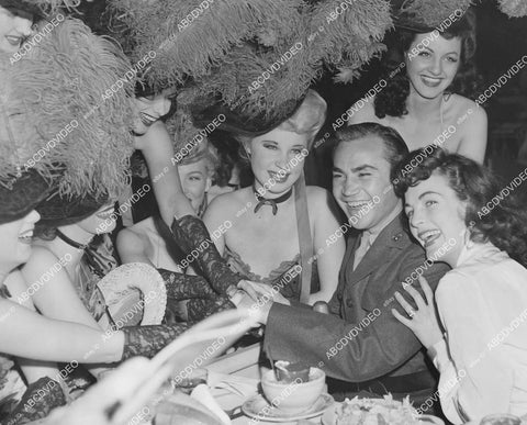 crp-00073 1943 news photo boxing champ Barney Ross & wife dine Florentine Gardens Hollywood w chorus girls crp-00073
