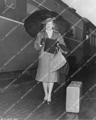 crp-099 Barbara Britton caught in steady drizzle of rain on location in Arizona crp-099