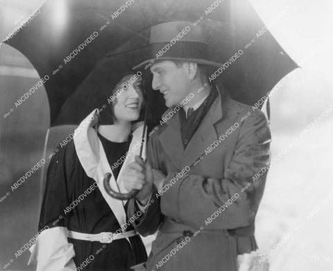 crp-10951 1930 Elliott Nugent, Marion Davies under an umbrella film Not So Dumb crp-10951