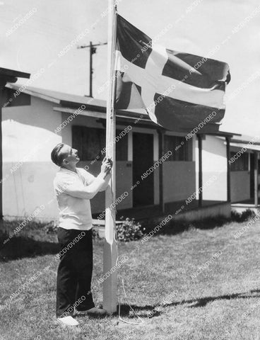 crp-11563 1932 news photo Danish Hartington Anderson olympic marathon runner raises Denmark Flag at Olympic Village crp-11563