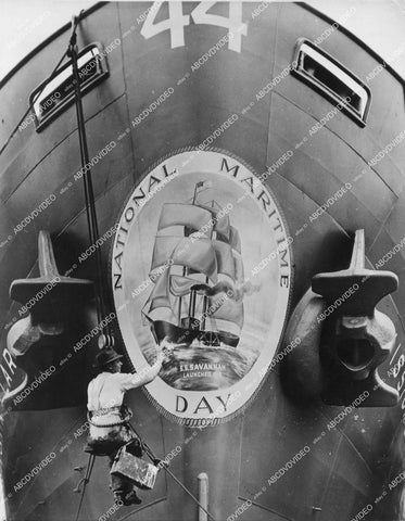 crp-11654 1944 news photo WWII liberty ship gets bow painted for National Maritime Day in Sausalito San Francisco crp-11654
