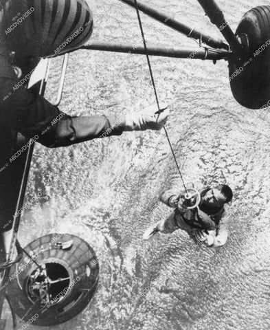 crp-11661 1961 news photo NASA astronaut Alan Shepard picked by helicopter after first space flight crp-11661