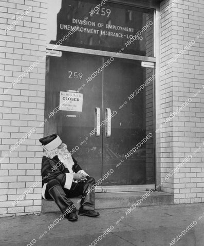 crp-11694 1950's news photo poor Santa Claus out of work after Christmas now in unemployment office crp-11694