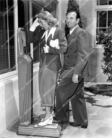 crp-11738 1944 Joan Blondell gets surprise on scale when Bill Girard puts foot on scale for extra weight crp-11738