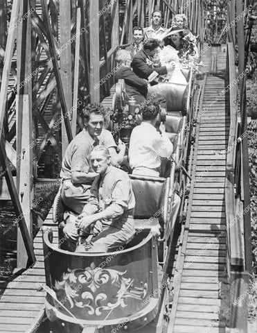 crp-11741 1938 news photo David Goldberg & Hilda Schneider get married on rollercoaster Derby Racer Pallisades Park New York City crp-11741