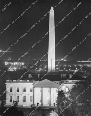 crp-11752 1945 news photo historic Washington DC White House & Washington Monument lit up at night crp-11752