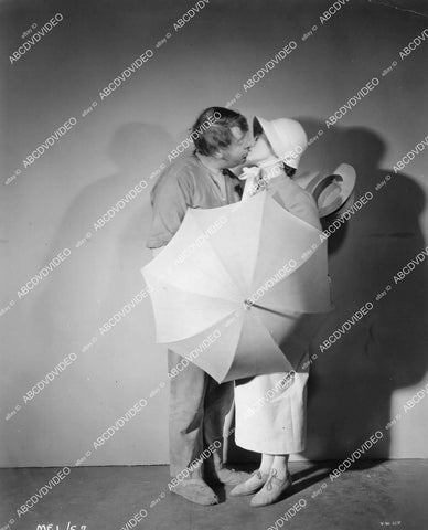 crp-11769 1938 Charles Laughton, Elsa lanchester kissing behind umbrella film The Beachcomber crp-11769