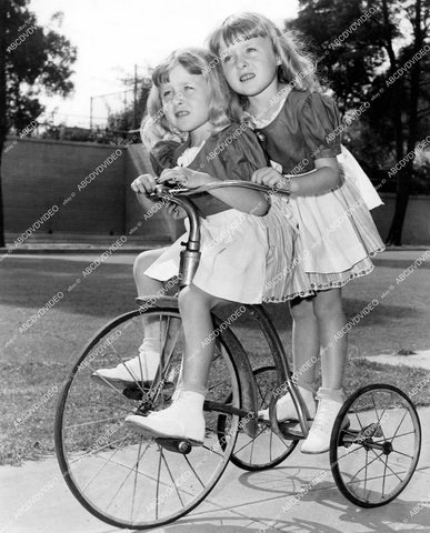 crp-11775 1945 news photo cute little twin girls on their tricycle crp-11775