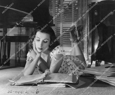 crp-11865 1943 candid Tamara Toumanova reading her script crp-11865
