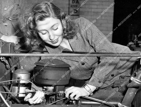 crp-12245 1942 news photo WWII babe goes grease monkey Diane Du Bois auto mechanics at former Finch Junior College crp-12245