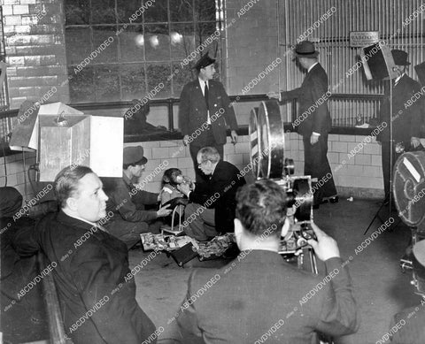 crp-12359 1938 news photo Hollywood film animals Jiggs the chimp gets makeup Adolf Senz crp-12359