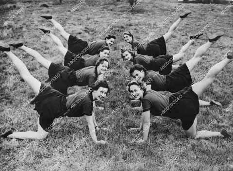 crp-12399 1942 news photo WWII women for Ambulance Corps do exercise to stay in shape & ready crp-12399