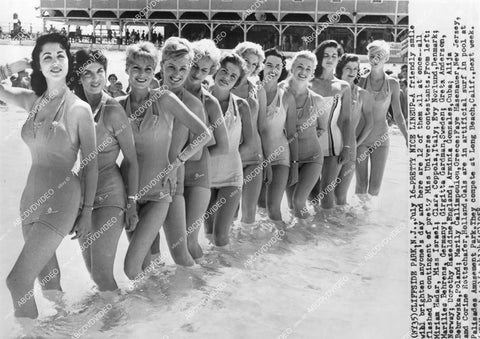 crp-12473 1958 news photo Miss Universe contestants Miss Norway, Germany, Greece, Israel, Italy and many more babes in swimming pool crp-12473