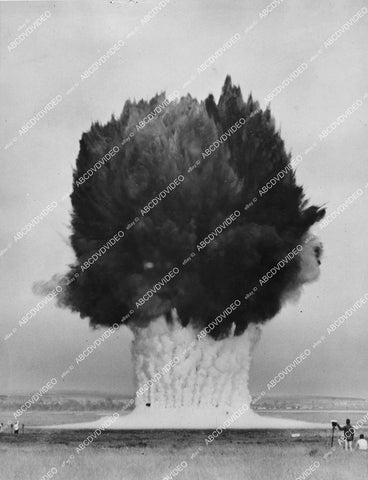 crp-12498 1946 news photo Navy uses TNT for Atomic bomb pre-test in San Diego water mushroom cloud crp-12498