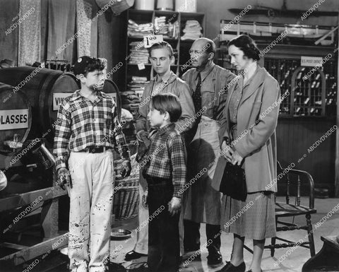 crp-12716 1940 Helen Brown, Walter Soderling catch Tommy Bond & Bobby Larson in molasses film Out West with the Peppers crp-12716