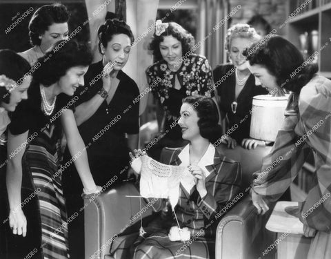 crp-12774 1940 candid Loretta Young does knitting w the ladies on set film The Doctor Takes a Wife crp-12774