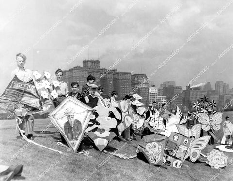 crp-12777 1936 news photo cool & unique kites & kids for historic Chicago Grant Park kite flying contest crp-12777