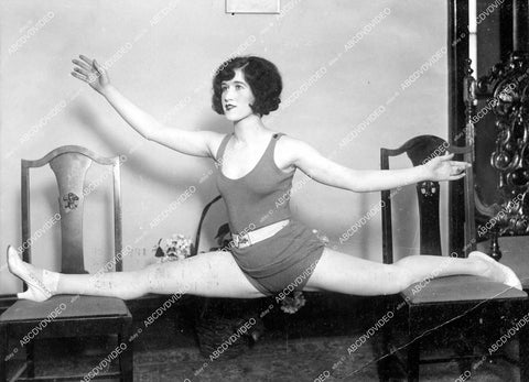 crp-13018 1925 news photo lovely stage star Irene Swor exercise does splits chair to chair to keep slim & graceful crp-13018