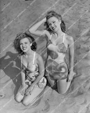 crp-13104 1942 news photo sexy sisters Lee & Lynn Wild Twins in the sand at Balboa Beach camouflage swimsuits crp-13104