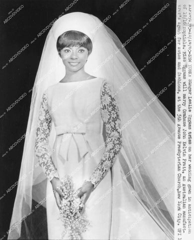 crp-13215 1965 news photo Leslie Uggams in her wedding gown crp-13215