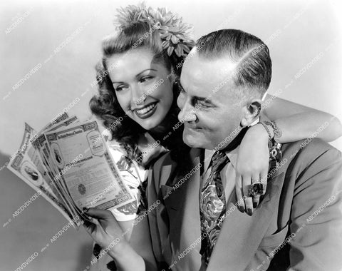 crp-13375 1944 candid Jinx Falkenburg gives dad U.S. Savings Bonds for Fathers Day on set film Cover Girl crp-13375