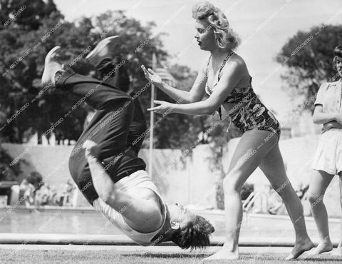 crp-13585 1944 news photo sexy bikini babe Jean Staff female self defense expert in Judo & Jiu-Jitsu teaches high school girls crp-13585