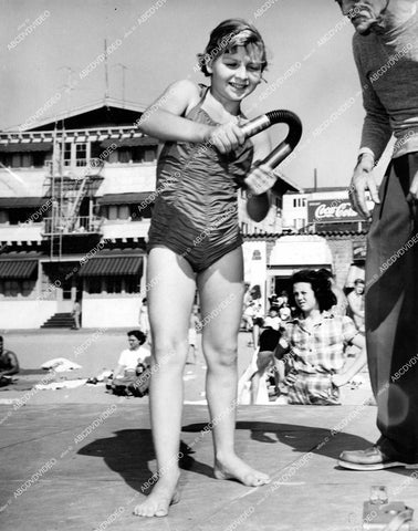 crp-13597 1954 news photo local child star 12 yo April Atkins "strongest girl in the world" demos talent at beach crp-13597