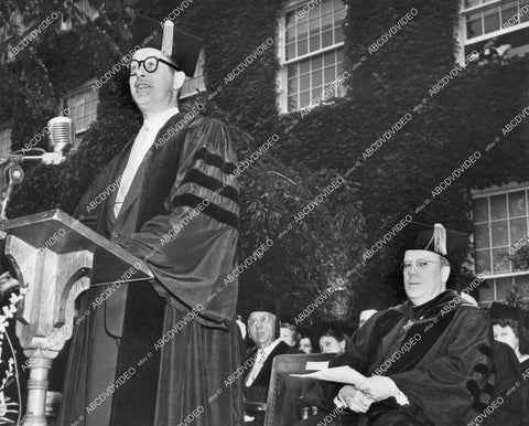 crp-13631 1950 news photo Robert Montgomery gives Commencement Address at Adelphi College crp-13631