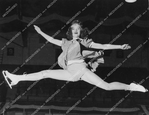 crp-13651 1942 ice skater Patty Anne Sonnekson flies through air doing splits crp-13651