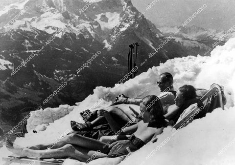 crp-13672 1948 news photo Garmisch-Partenkirchen Bavaria locals sunbathe in snow on Wank Mountain crp-13672
