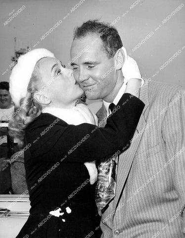 crp-13729 1949 news photo Marie Wilson greets Ohio State college football CPT Jack Wilson as Buckeyes arrive crp-13729