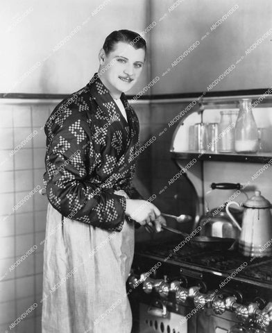 crp-13761 1930 Ralph Forbes at the stove at home crp-13761