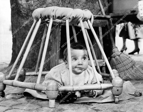 crp-13771 1930's news photo parents make home made cage for child to keep an eye on crp-13771