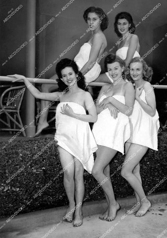 crp-13831 1944 news photo sexy aquatic dancers Patti Farrow, Chili Del Campo, Betty Fairman, Mimi Benson, Jean Barto naked wrapped in towels w bare feet crp-13831