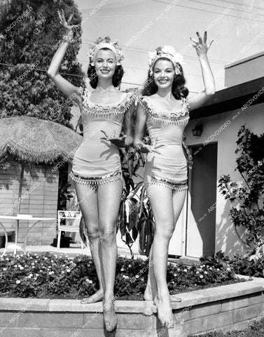 crp-13910 1955 news photo new Bali style swimwear by pretty models Delores Greer & Patte Dee w long legs and bare feet crp-13910