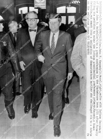 crp-13914 1959 news photo Senator JFK w Indiana Sec State John R Walsh filing ton for President crp-13914