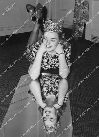 crp-13917 1940 news photo pretty Angela Greene mirror portrait chosen Miss Queen of Press Photographers Ball crp-13917