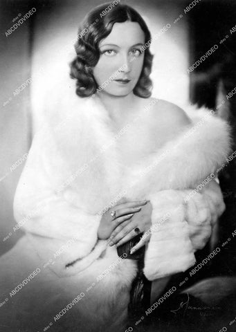 crp-14208 1932 news photo beautiful Austrian frau Hildegard Von Ostertag pose stain glass window in Vienna crp-14208