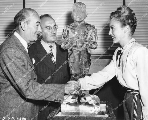 crp-14345 1946 Evelyn Keyes hosts party at home Morris Stoloff, John Livadary cool ice sculpture crp-14345