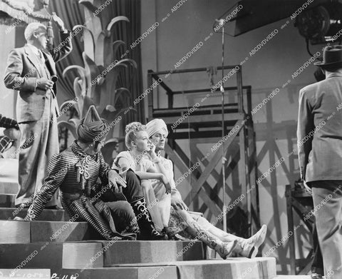 crp-14348 1945 candid Phil Silvers, Evelyn Keyes, Cornel Wilde & camerman Ray Rennahan film A Thousand and One Nights crp-14348