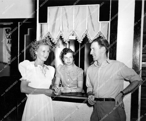 crp-14359 1943 Evelyn Keyes in Kanab Utah w local theater owner Horace Pugh & ticket girl film The Desperadoes crp-14359