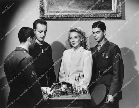 crp-14361 1943 Evelyn Keyes w WWII servicemen Arthur Shildkrout, Louis A Carmada, Philip J Caron crp-14361