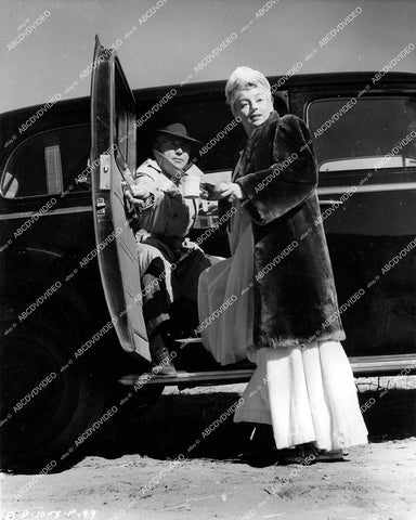 crp-14401 1945 Evelyn Keyes, camerman Ray Rennahan arrive on location film A Thousand and One Nights crp-14401