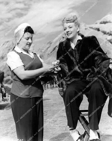 crp-14407 1945 Evelyn Keyes w makeup girl on location (Vasquez Rocks?) film A Thousand and One Nights crp-14407