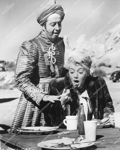 crp-14426 1945 candid Phil Silvers helps Evelyn Keyes chow down on location film A Thousand and One Nights crp-14426